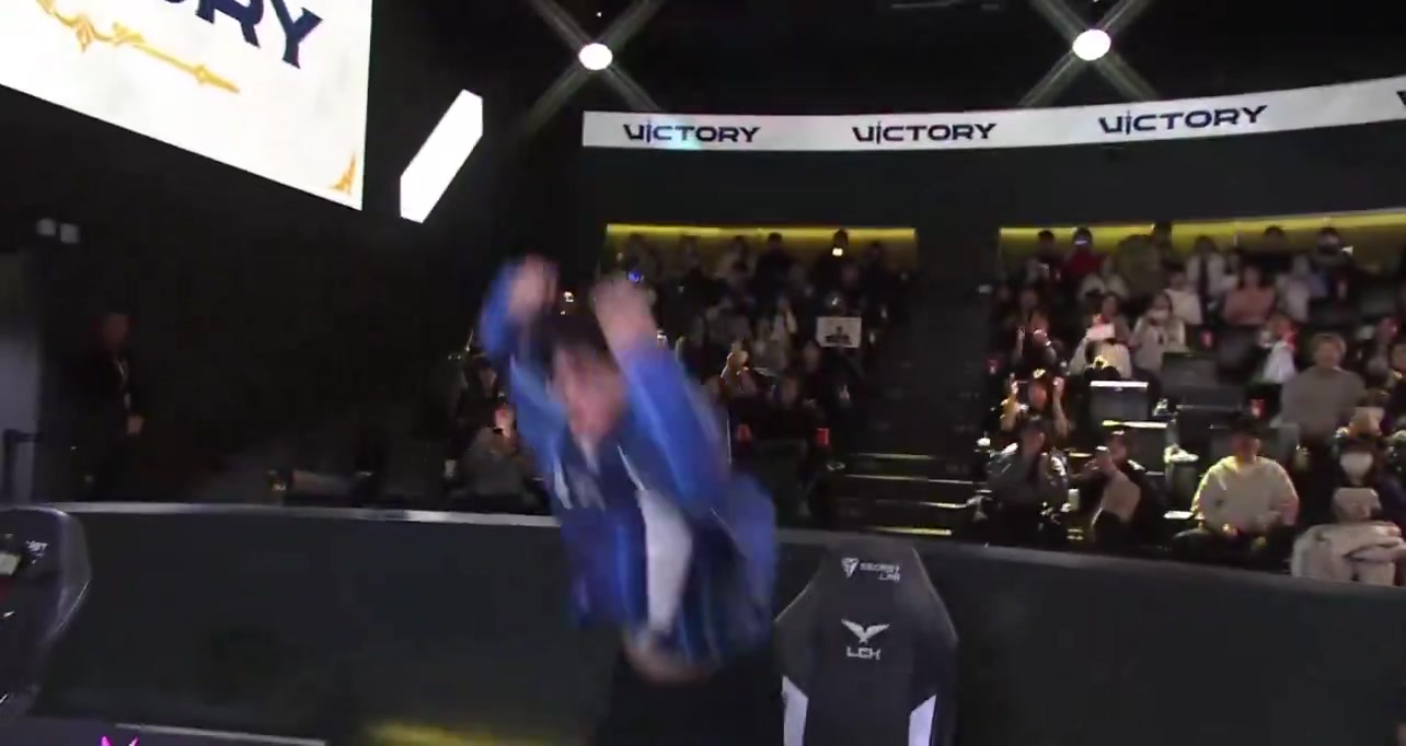 V体育网页版-Siu!DRX中单Ucal获胜后展示C罗招牌庆祝动作