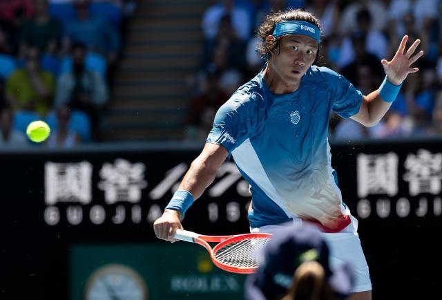 1769081207089029981.jpg (体育)(2)网球——澳网:张之臻止步男单首轮XxjpseC000227_20260118_PEPFN0A001.jpg