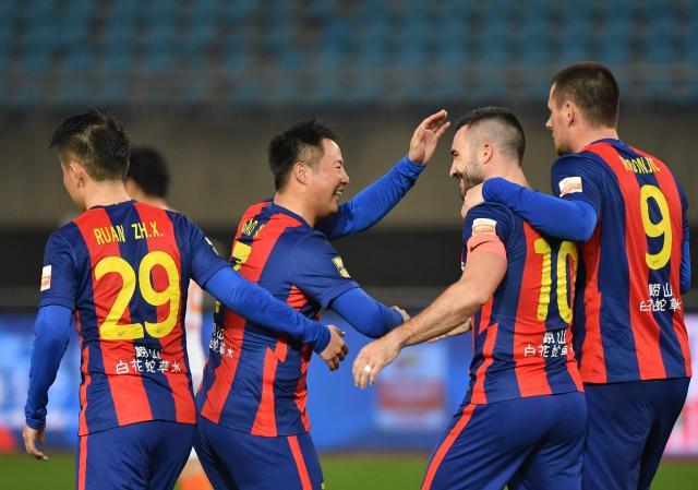 V体育官网-亚历山德里尼两球难救主 青岛队提前准备附加赛？