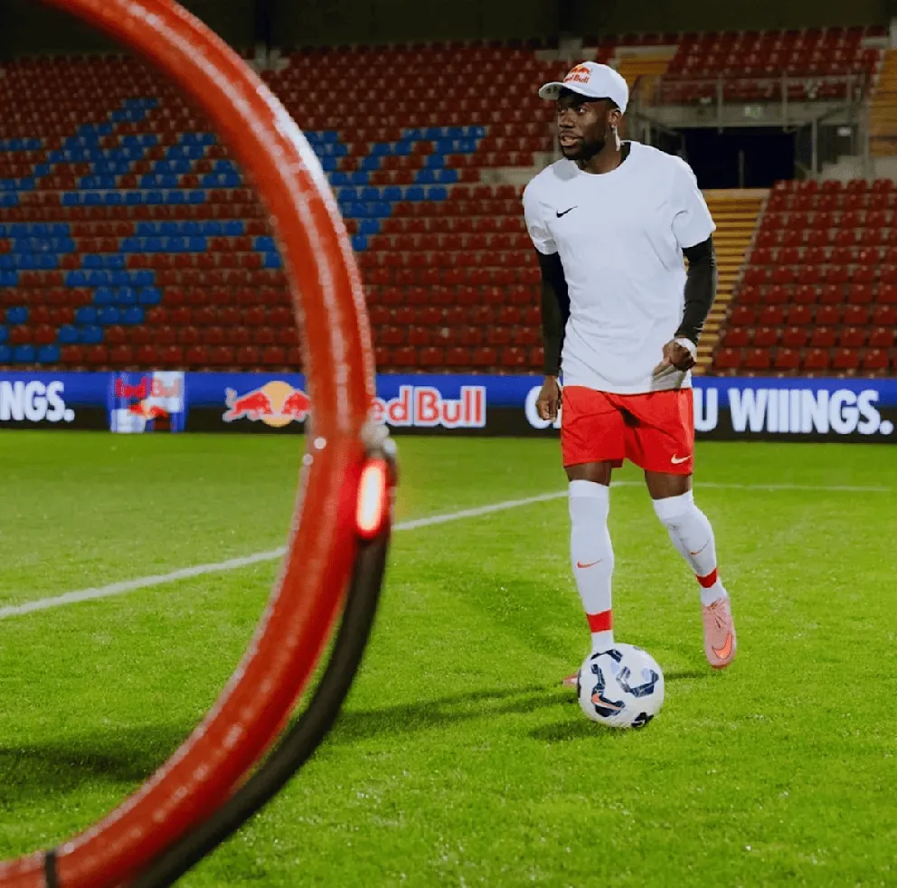 V体育官网下载地址-阿方索-戴维斯自宣代言红牛，但拜仁极端球迷对红牛深恶痛绝